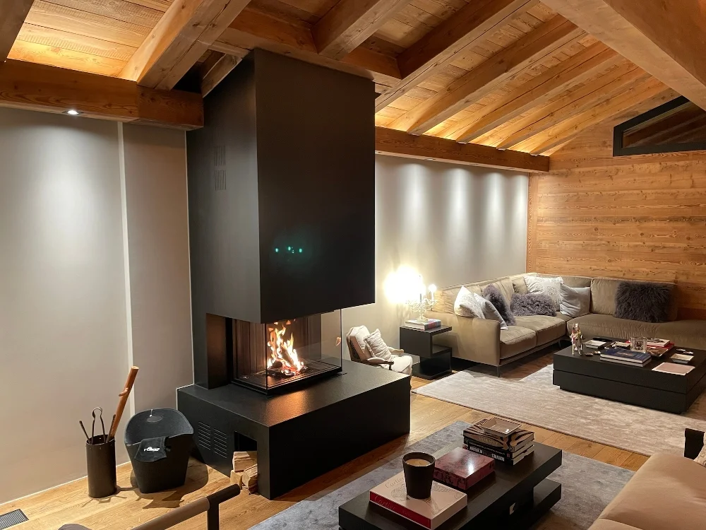 semineu pe lemne negru